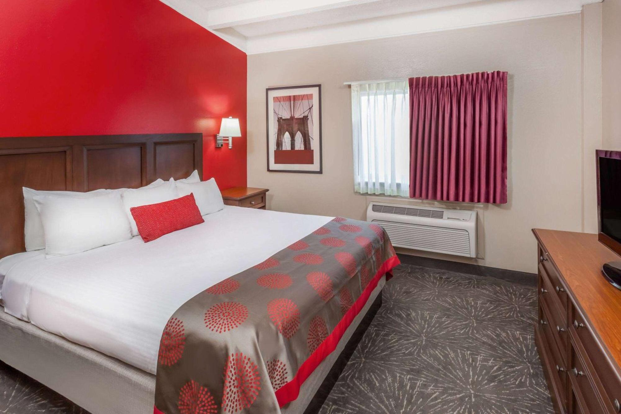 Ramada By Wyndham & Conference Center 3*