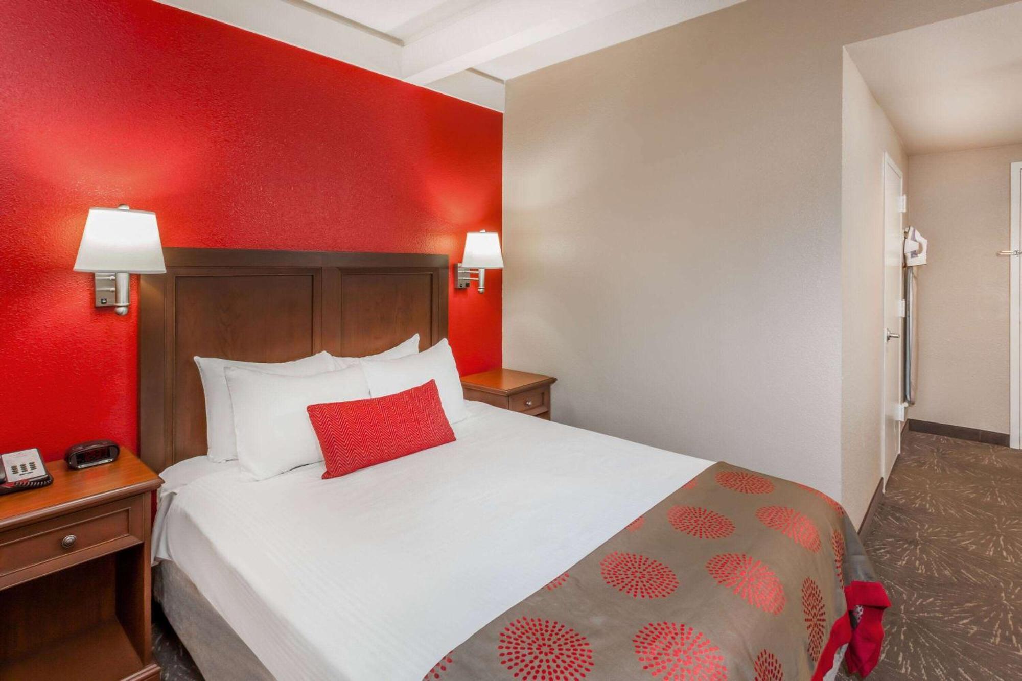 Hotel Ramada By Wyndham & Conference Center 3*